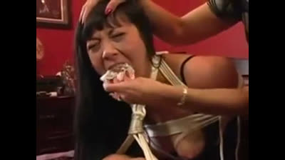 Gefesselte Lesbe dominiert