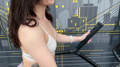 Sportliches Maadel vom Fitnesstrainer gebumst