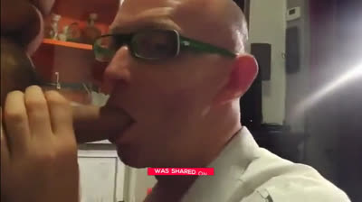 Saugender Nachbar: Amateur-Blowjob von einem Muskelprotz