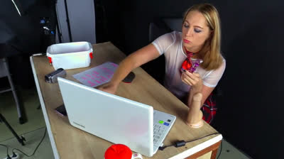 Sie probiert das heiage Werbematerial aus