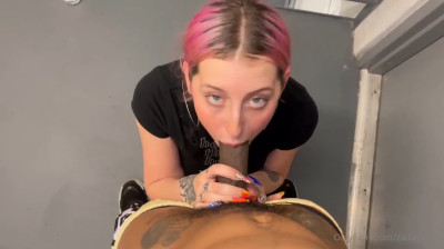 Cogiendo en el estacionamiento - Melody Parker