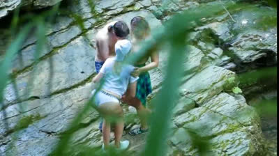 Heiager Fick mit zwei Maadels am Wasserfall