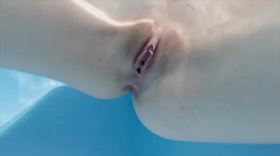 Cette brunette super sexy se masturbe sous l'eau dans sa piscine