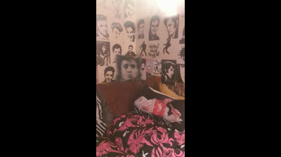 Auf swem Sofa meine Muschi feucht gemacht