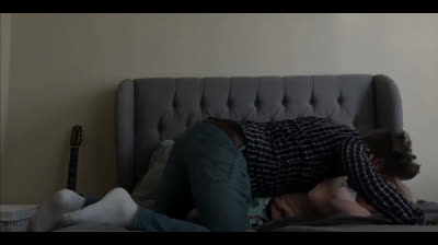 Aufgegeilte Nachbarin am Sofa gerammelt