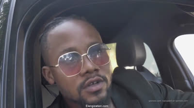 Chauffeur a sanoli Mwana batu na Jeep ya Patron na ye