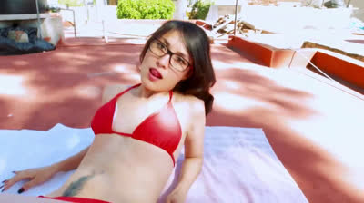 Beim Sonnen liegen uberrascht und gevogelt