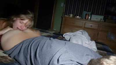 Mit Dildo im Arsch geiles Luder gefickt