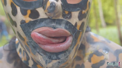 Die heiße Wildkatze im Wald gevogelt