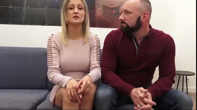 Milf auf der grauen Casting Couch gevogelt