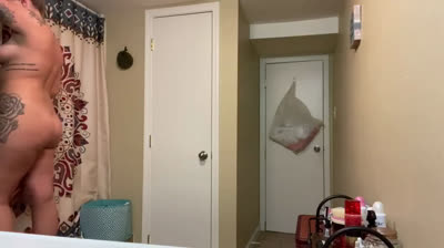 Blondine mit gepiercten Brustwarzen im Bad