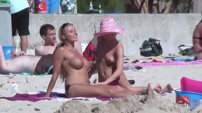 Pralle aarsche und heiage Fotzen am FKK Strand