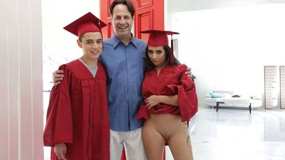 Golpeando el coño de la hermanastra