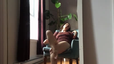 Väldigt sexig tjej klär av sig och klämmer sig själv