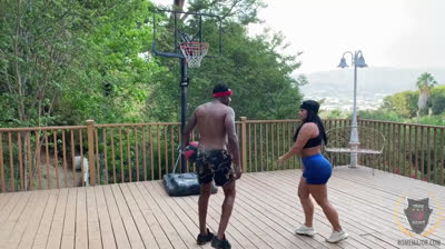 Sexo interracial com uma bela mulher morena brasileira