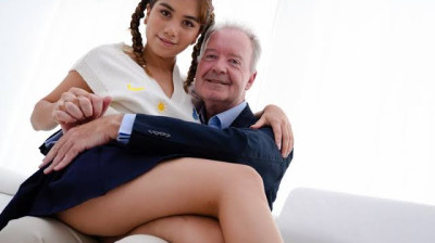 ¡El abuelo se folla a la niñera de 19 años con su polla gorda!