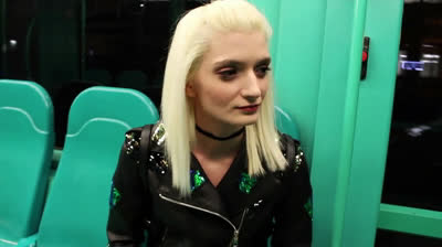 Zwei Schlampen kommen sich in der Bahn naaher