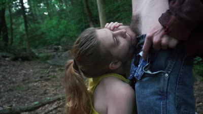 Das geile Ding im Wald rangenommen