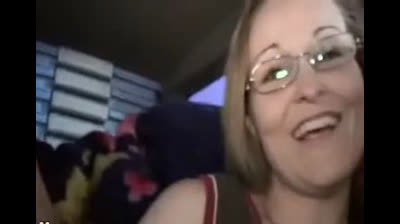 Ahnungslose Hausfrau im Van rangenommen