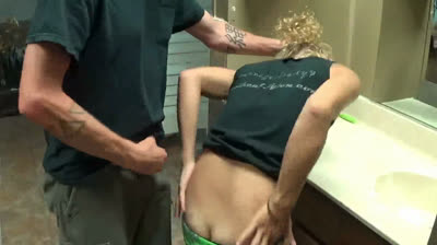 Er rammelt mich extrem am Waschbecken