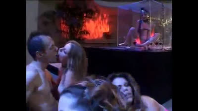 Latexfetisch-Party faer drei