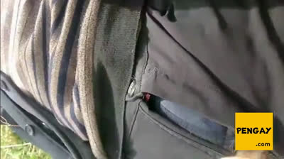 Vieil homme asiatique se masturbe en solo