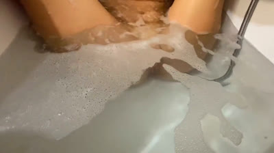 Süße deutsche Blondine fickt leidenschaftlich nach dem Bad