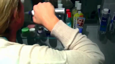 Die freche Überraschung einer deutschen Ehefrau mit großen Titten im Badezimmer