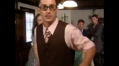 Die deutsche Blondine Bela nimmt einen Dreier auf