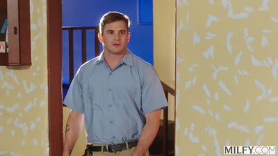 Internet Repairer installs a genital connection - SuperPorn