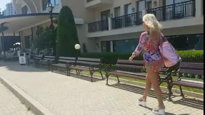 Nuttige Urlauberin treibt es aaffentlich