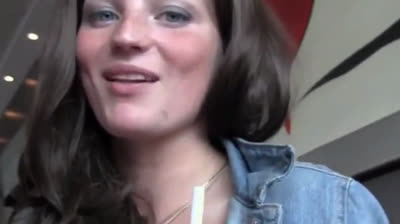 Deutsches Amateur-Paar bekommt Blowjob und Gesichtsbehandlung im öffentlichen Badezimmer bei McDonald's