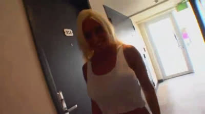 Vollbusiges, blondes Strandluder richtig durchgefickt