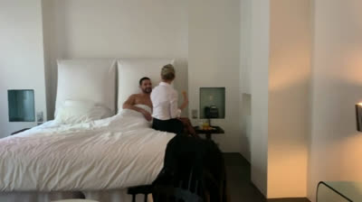 Blondine gibt perfekten Zimmerservice