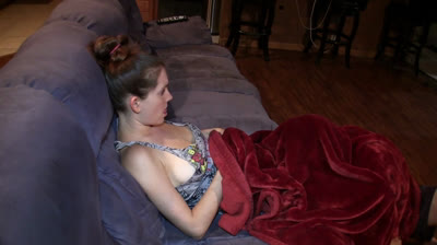 Junges Amateurpaar treibt es am Sofa